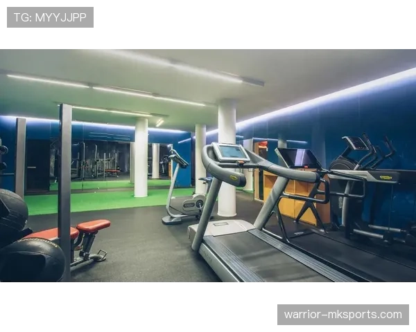 伊布健身房一坐就是几个小时，旁边的人都懵了这也太猛了吧！