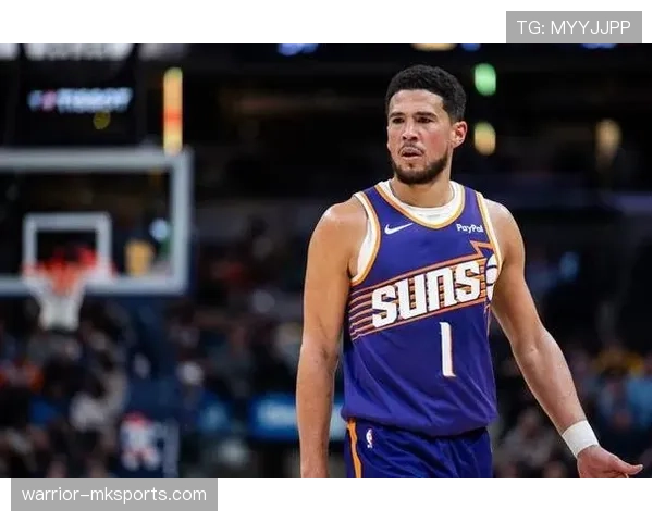 德文·布克笑得跟隔壁大哥似的，手上一块表把我的房租瞬间羞辱