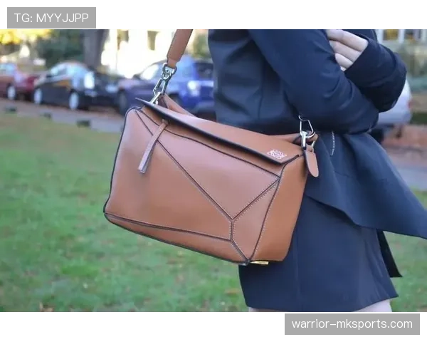 董志豪训练完直接拎包去奢侈品店，这哪是运动员啊